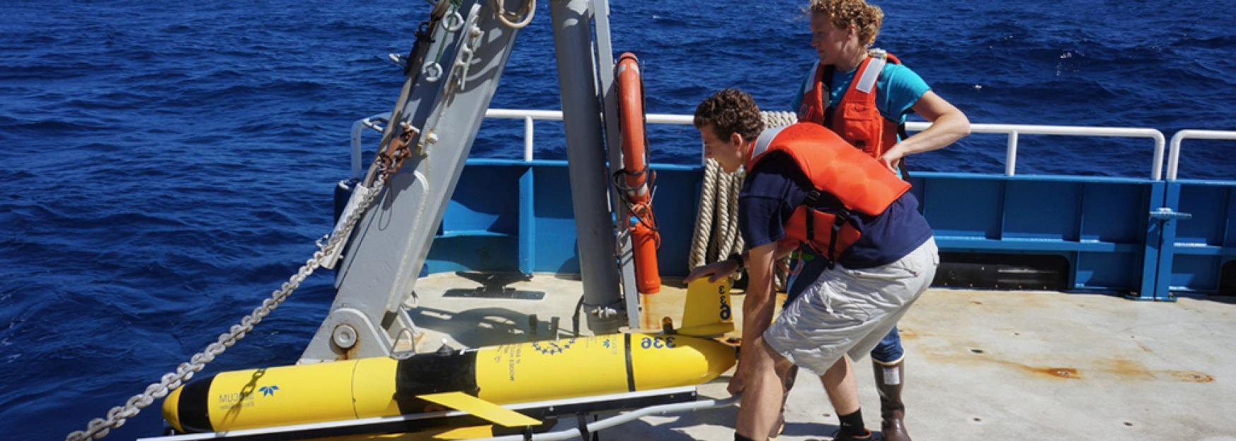安迪·罗宾逊在海洋中的一艘研究船上部署了一个研究设备